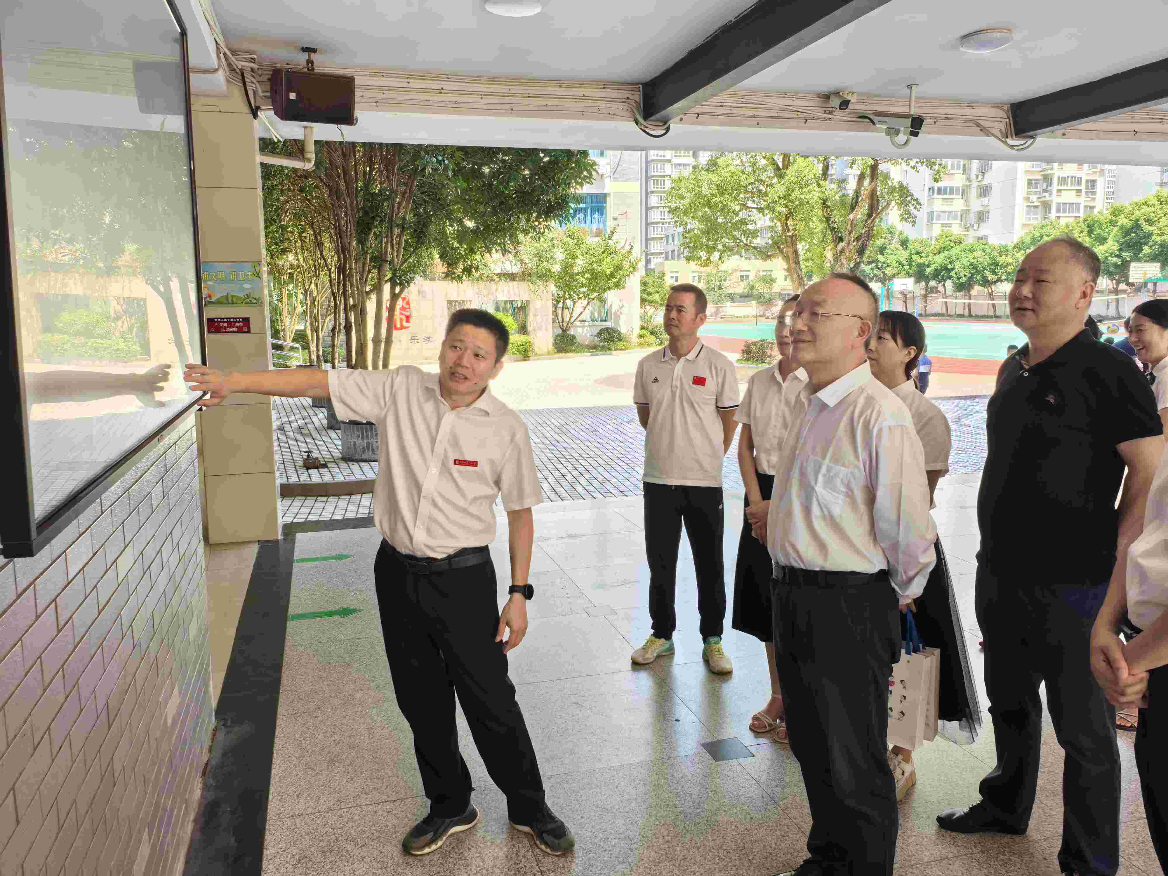 3-昆阳镇第一小学校长介绍学校发展历史.jpg