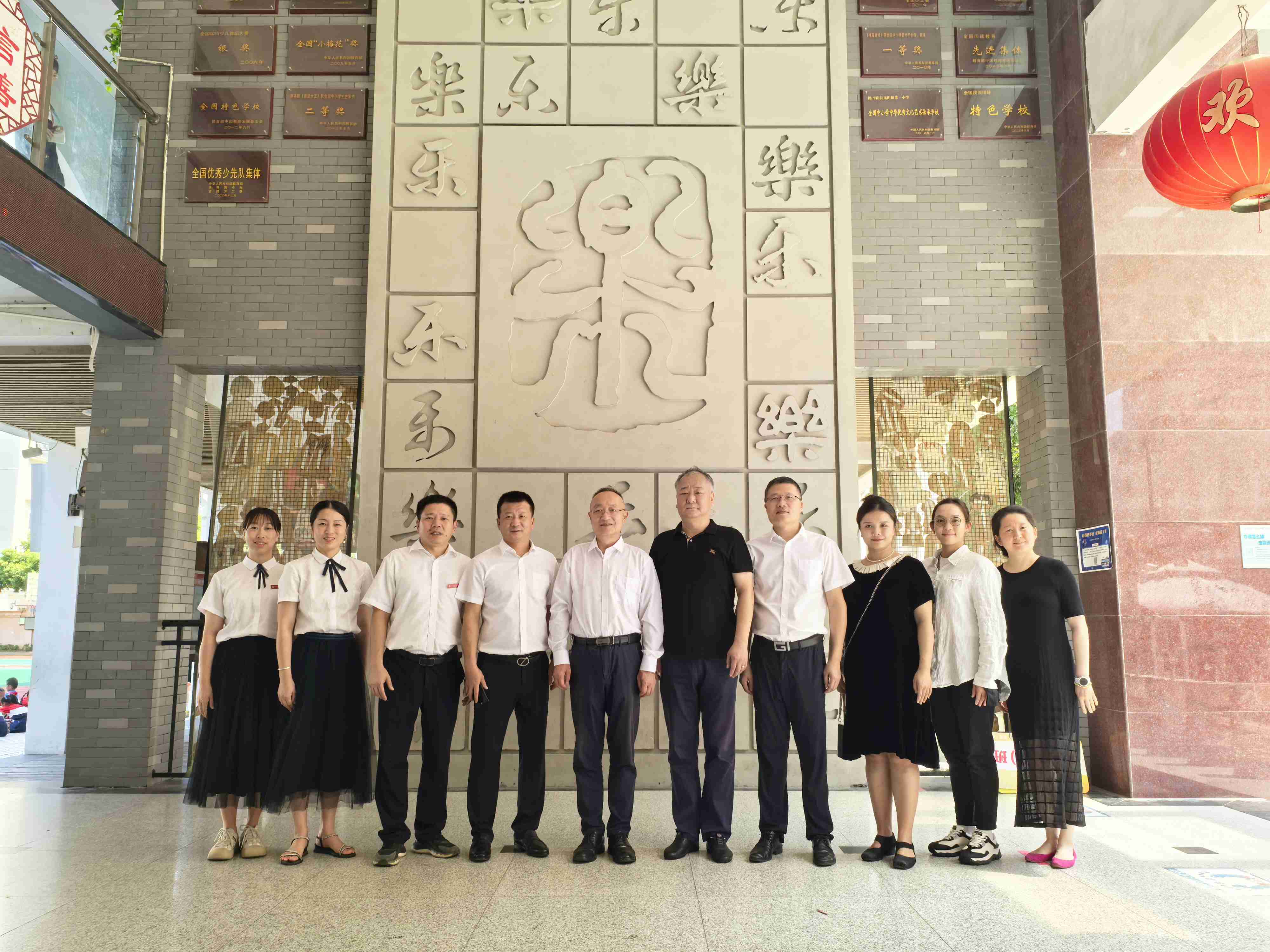 2-与昆阳镇第一小学校长合影.jpg