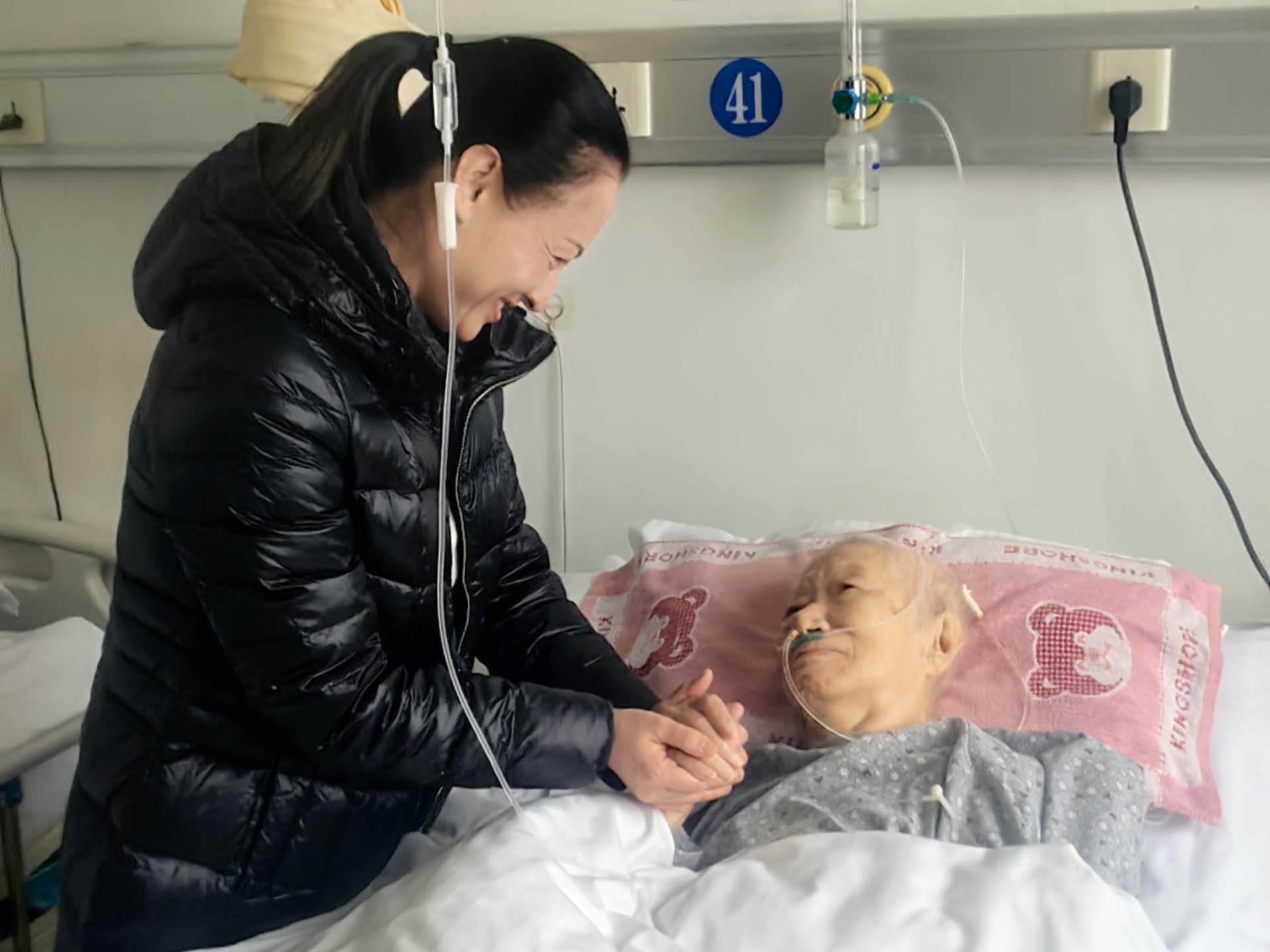 副院长苏娅慰问王薇老师 拷贝副本.jpg