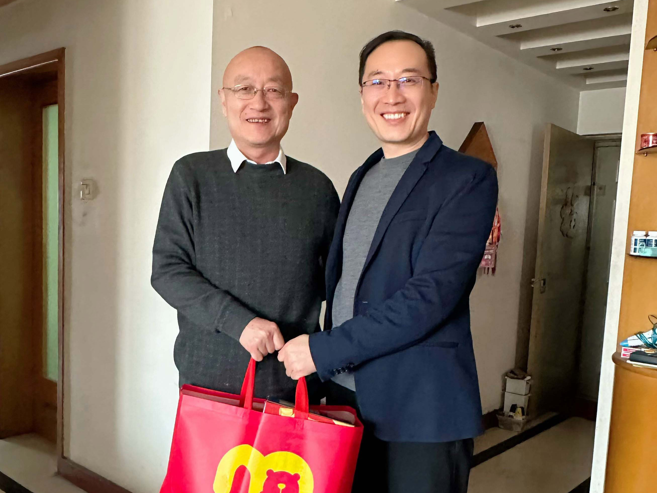 党委副书记张良学慰问张强老师 拷贝副本.jpg