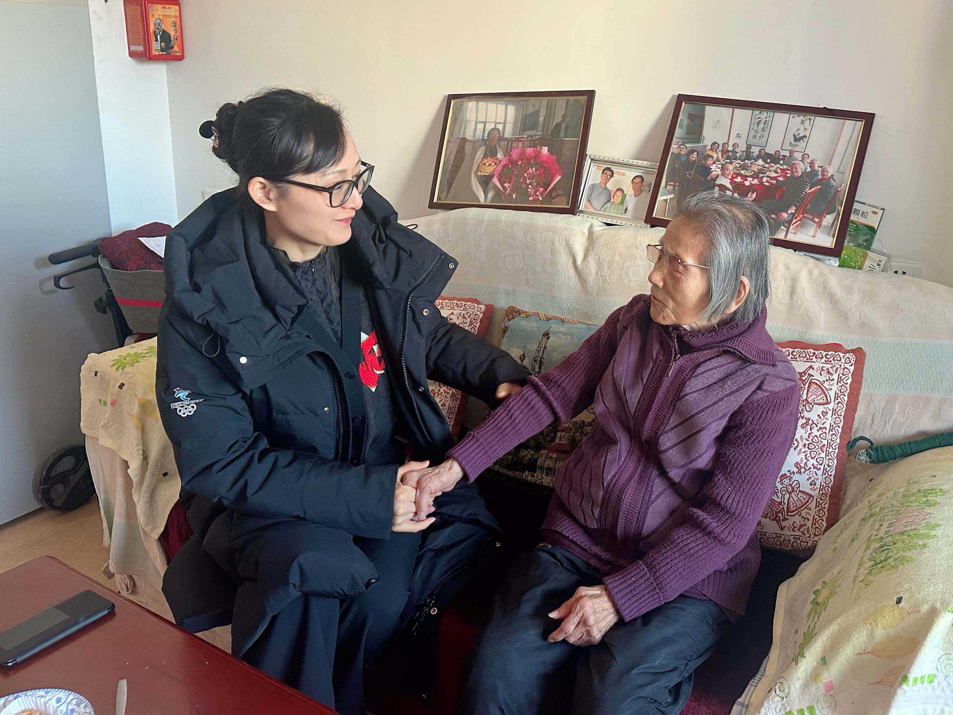 党委书记刘岚慰问柯显瑶老师 拷贝副本.jpg